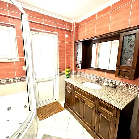 Marmaris'te Oezel Havuzlu Doga Manzarali * Μαρμαρίς